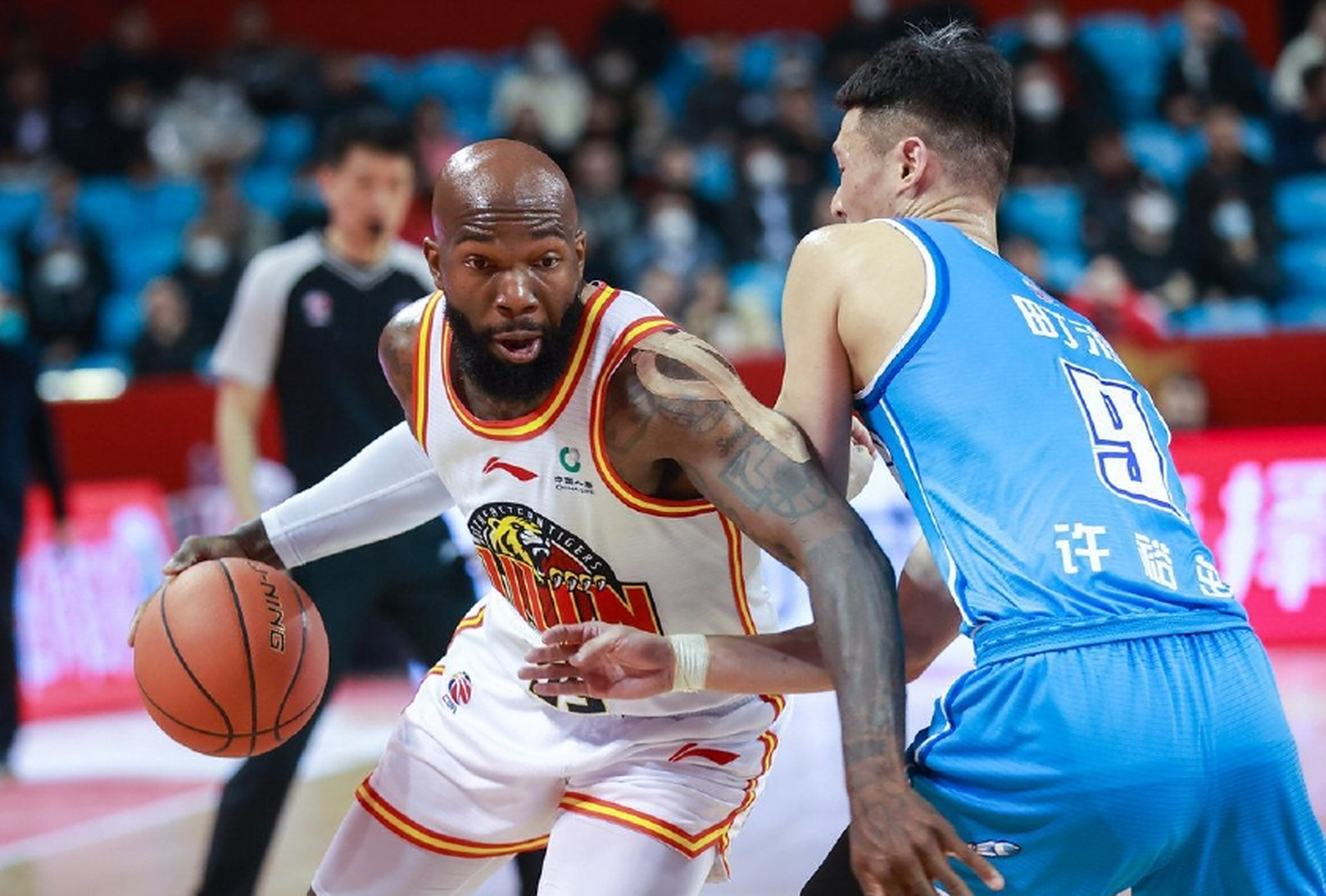 转会期体能课后，达拉斯独行侠防线松动备战CBA季后赛，球迷炸锅，医务组通报恢复的简单介绍