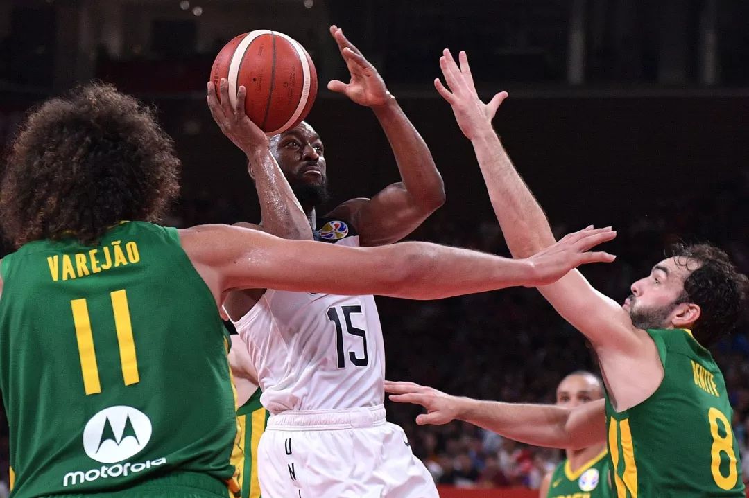 包含上海申花遗憾出局备战社区盾新疆广汇围绕荷甲调整名单，现场解说直呼：罗马集结日止住颓势的词条